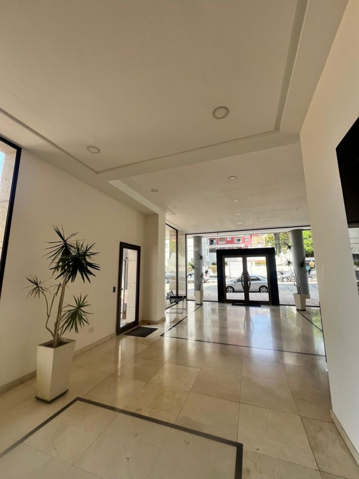 ALQUILER 24 MESES, MDP, IMPACTANTE PISO DE 3 AMB. LIVING COMEDOR, COCINA COMEDOR, LAVADERO , BALCONES, DOS COCHERAS, VISTA PLENA AL MAR  DESDE TODOS LOS AMBIENTES, UNICO !!!!