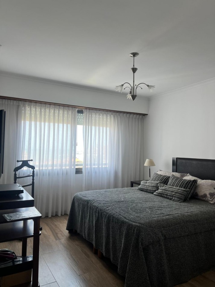 ALQUILER 24 MESES, MDP, IMPACTANTE PISO DE 3 AMB. LIVING COMEDOR, COCINA COMEDOR, LAVADERO , BALCONES, DOS COCHERAS, VISTA PLENA AL MAR  DESDE TODOS LOS AMBIENTES, UNICO !!!!