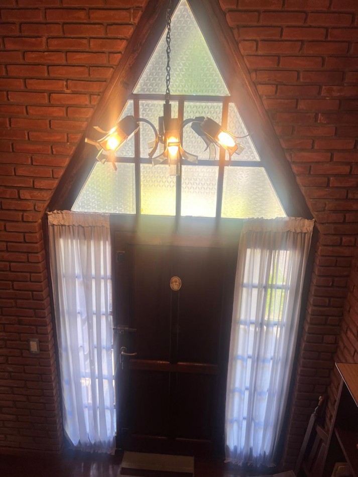 CHALET 4 AMB. CON PARQUE Y JARDIN AL FRENTE, EXCELENTE ESTADO, ZONA D E PRIVILEGIO....PYA. GRANDE, DIVINO ROSTRO