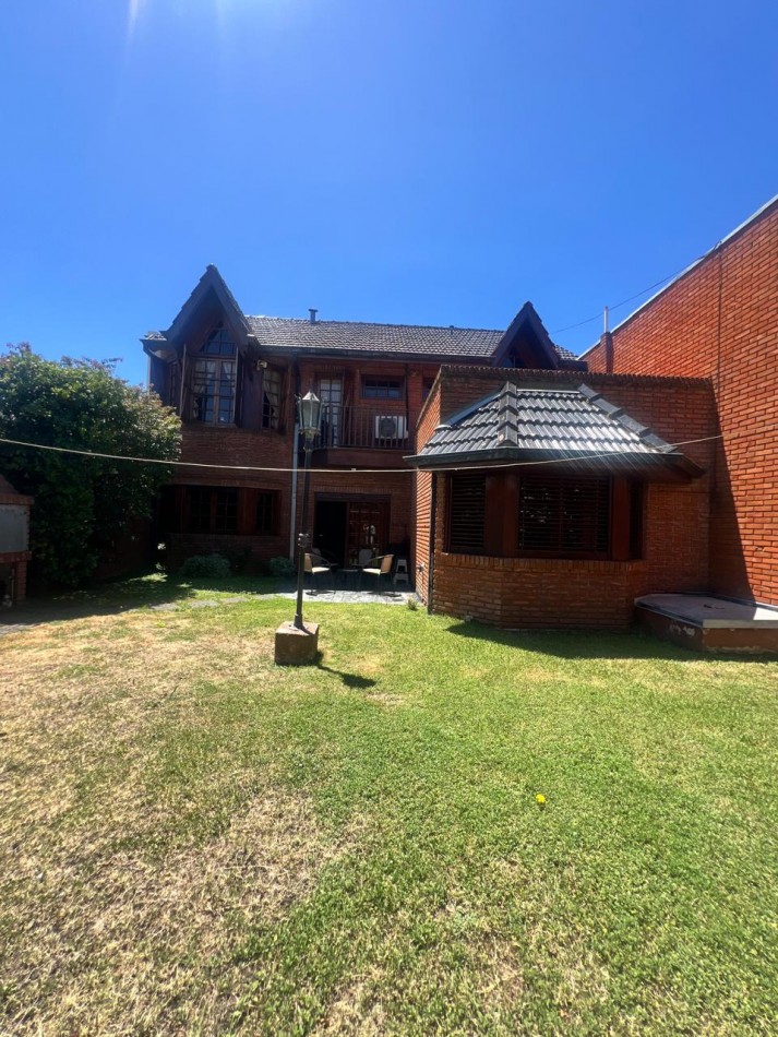 CHALET 4 AMB. CON PARQUE Y JARDIN AL FRENTE, EXCELENTE ESTADO, ZONA D E PRIVILEGIO....PYA. GRANDE, DIVINO ROSTRO