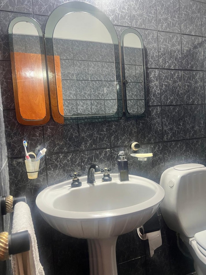 CHALET 4 AMB. CON PARQUE Y JARDIN AL FRENTE, EXCELENTE ESTADO, ZONA D E PRIVILEGIO....PYA. GRANDE, DIVINO ROSTRO