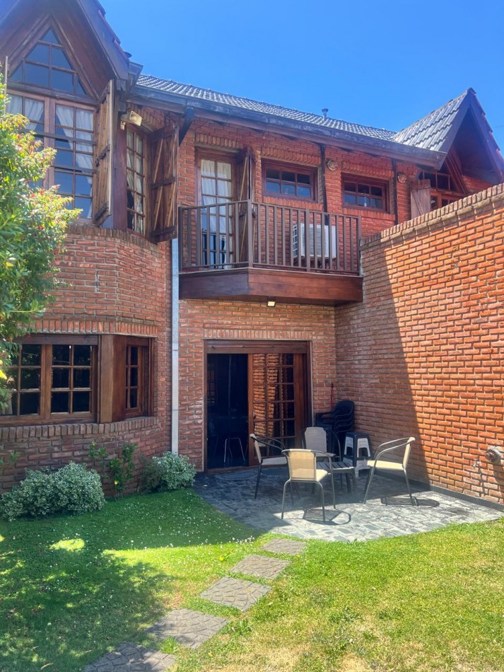 CHALET 4 AMB. CON PARQUE Y JARDIN AL FRENTE, EXCELENTE ESTADO, ZONA D E PRIVILEGIO....PYA. GRANDE, DIVINO ROSTRO