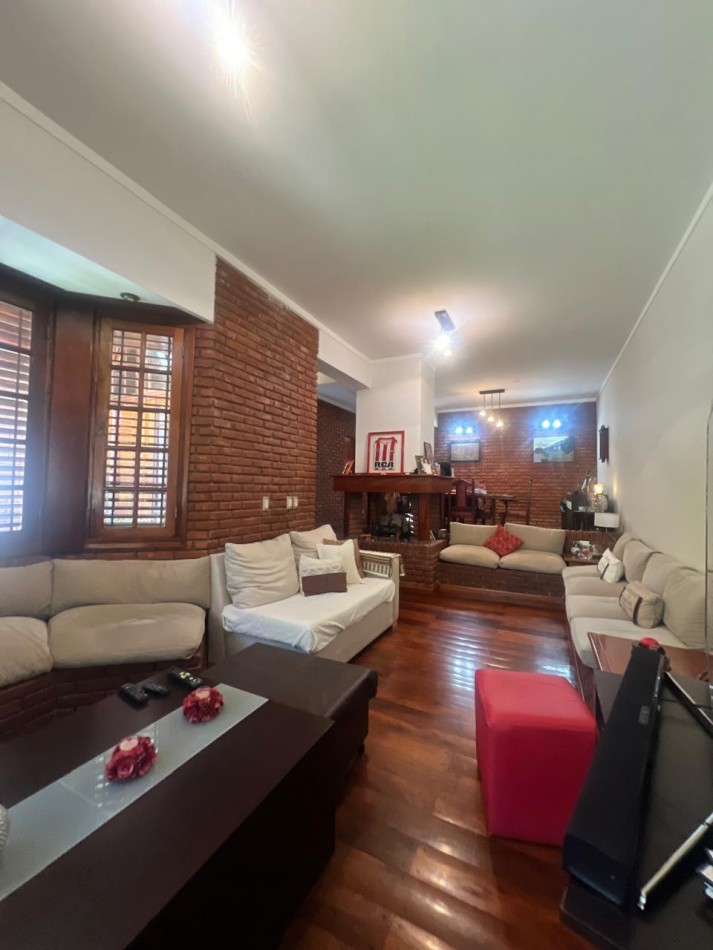 CHALET 4 AMB. CON PARQUE Y JARDIN AL FRENTE, EXCELENTE ESTADO, ZONA D E PRIVILEGIO....PYA. GRANDE, DIVINO ROSTRO