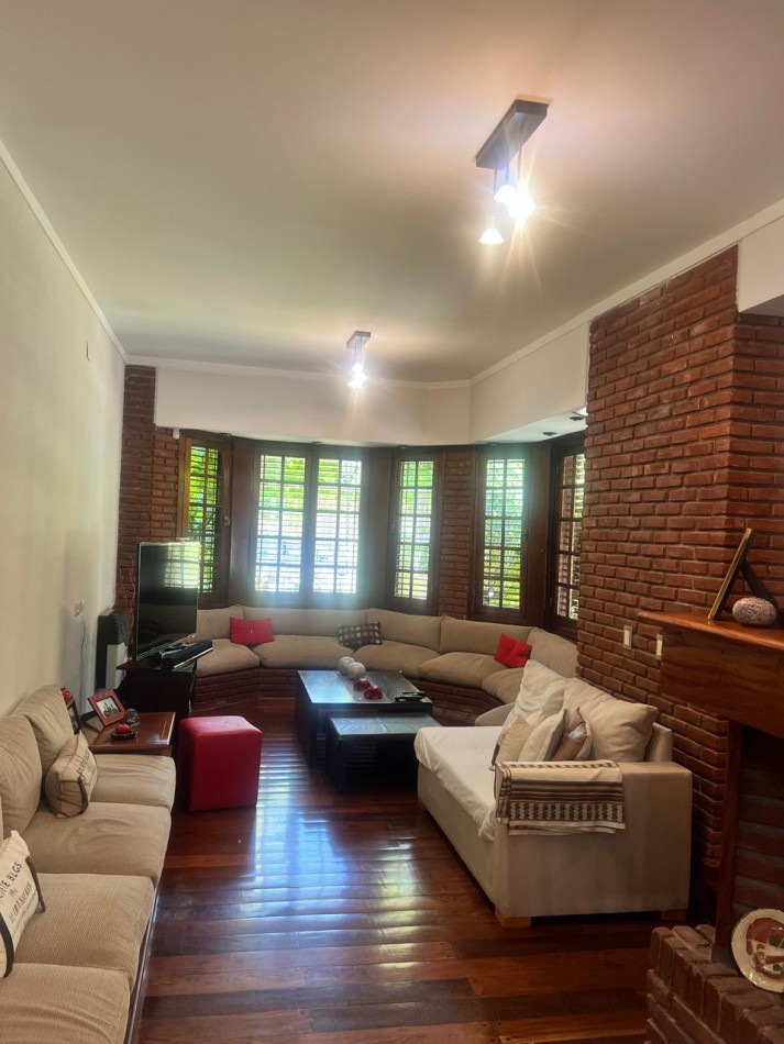 CHALET 4 AMB. CON PARQUE Y JARDIN AL FRENTE, EXCELENTE ESTADO, ZONA D E PRIVILEGIO....PYA. GRANDE, DIVINO ROSTRO