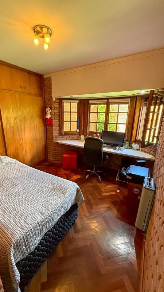 CHALET 4 AMB. CON PARQUE Y JARDIN AL FRENTE, EXCELENTE ESTADO, ZONA D E PRIVILEGIO....PYA. GRANDE, DIVINO ROSTRO