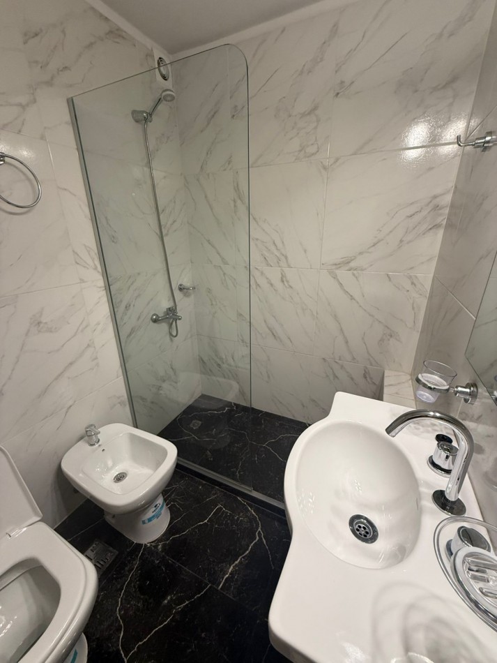 Departamento 2 ambientes con dependencia a la calle con balcon!