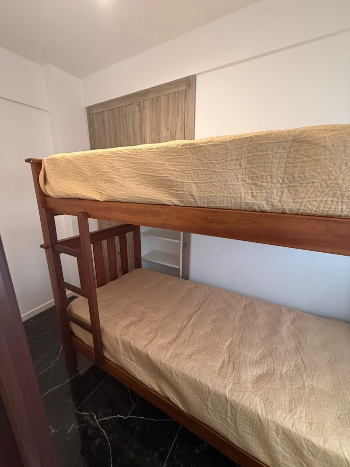 Departamento 2 ambientes con dependencia a la calle con balcon!