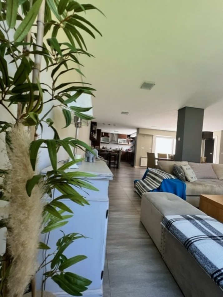 VENTA MAR DEL PLATA, PARQUE LURO !!!!! CASA CORTE MODERNO, MINIMALISTA, 4 AMB. GARAGE PARA 2 AUTOS , PARRILLA Y JARDIN