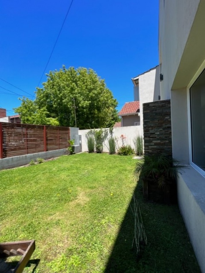 VENTA MAR DEL PLATA, PARQUE LURO !!!!! CASA CORTE MODERNO, MINIMALISTA, 4 AMB. GARAGE PARA 2 AUTOS , PARRILLA Y JARDIN