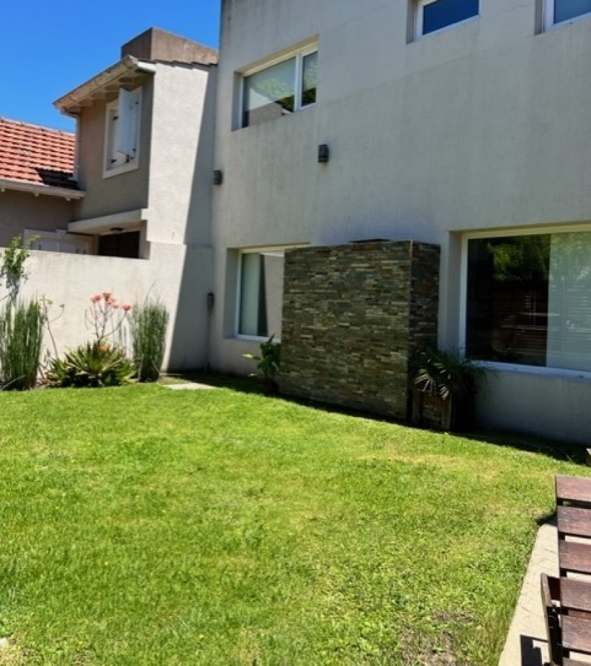 VENTA MAR DEL PLATA, PARQUE LURO !!!!! CASA CORTE MODERNO, MINIMALISTA, 4 AMB. GARAGE PARA 2 AUTOS , PARRILLA Y JARDIN