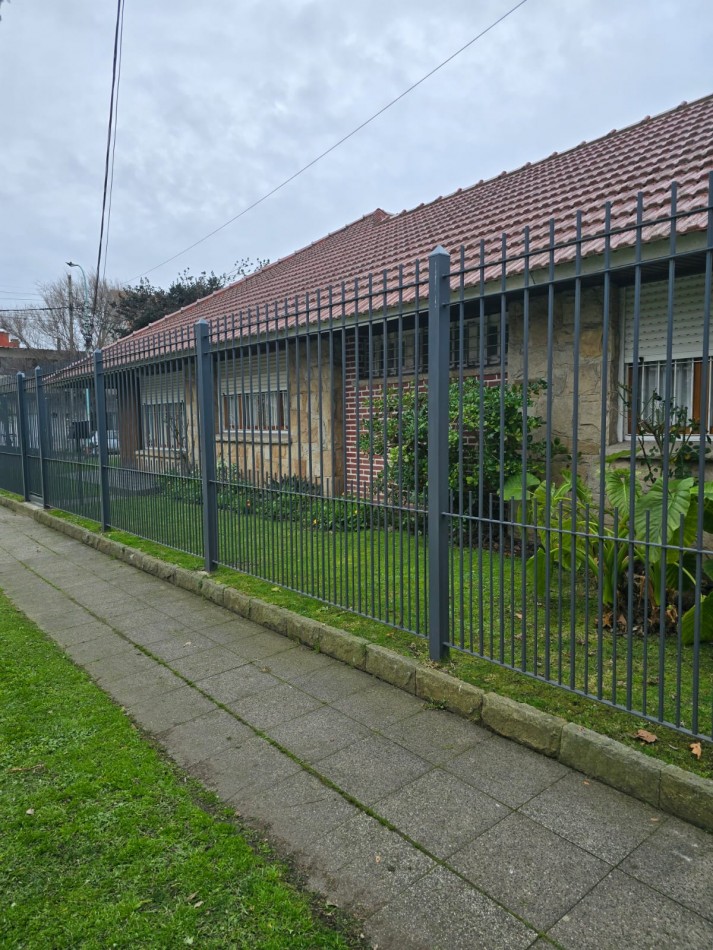 CHALET 4 AMB EN VENTA | PARQUE LURO | ESTADO ORIGINAL IMPECABLE