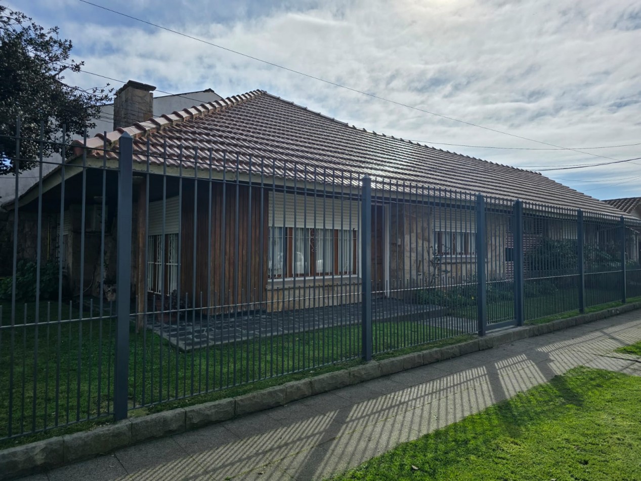 CHALET 4 AMB EN VENTA | PARQUE LURO | ESTADO ORIGINAL IMPECABLE