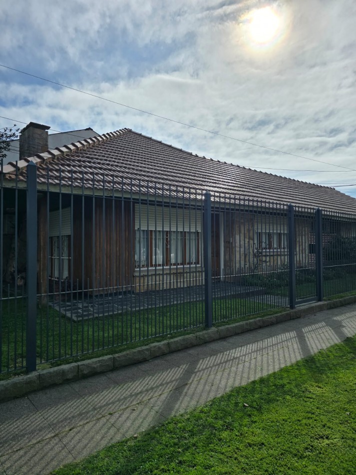 CHALET 4 AMB EN VENTA | PARQUE LURO | ESTADO ORIGINAL IMPECABLE