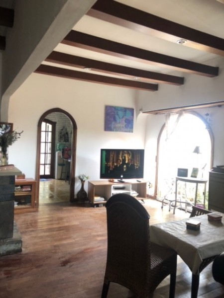 chalet playa grande, parque, garaje doble y departamento de entrada independiente.