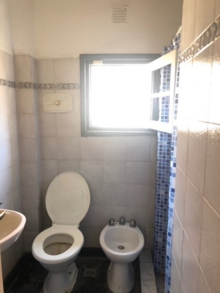 chalet playa grande, parque, garaje doble y departamento de entrada independiente.