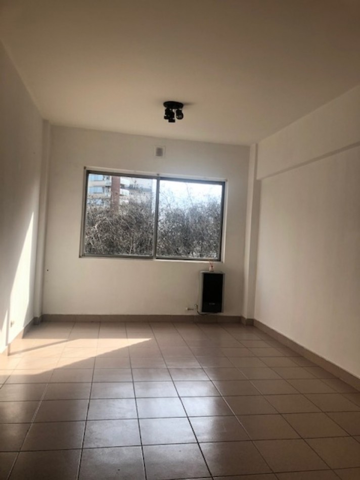 VENTA OFICINA EDIFICO TRADICIONAL ,  ZONA CENTRO CON SEGURIDAD PERMANENTE, VENTA URGENTE, SE VENDE CON RENTA