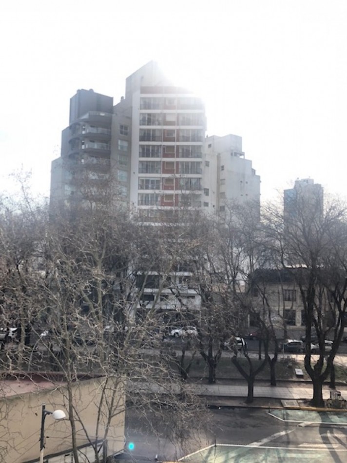 VENTA OFICINA EDIFICO TRADICIONAL ,  ZONA CENTRO CON SEGURIDAD PERMANENTE, VENTA URGENTE, SE VENDE CON RENTA