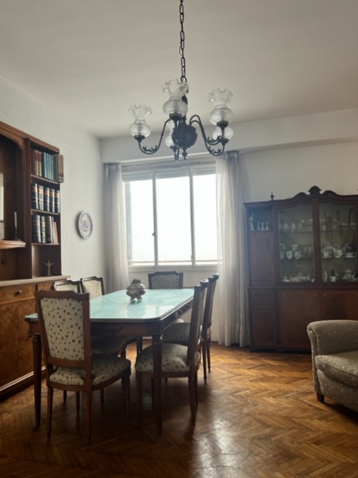 EVALUE, VEALO, BUSCA ESTILO ???  departamento AMPLISIMO,  señorial DE  3 amb con dependencia,  dormitorios al frente con balcon, microcentro, a un paso de  todo lo que necesite y del mar, EXCELENTE OPCION DE COMRPA !!!  