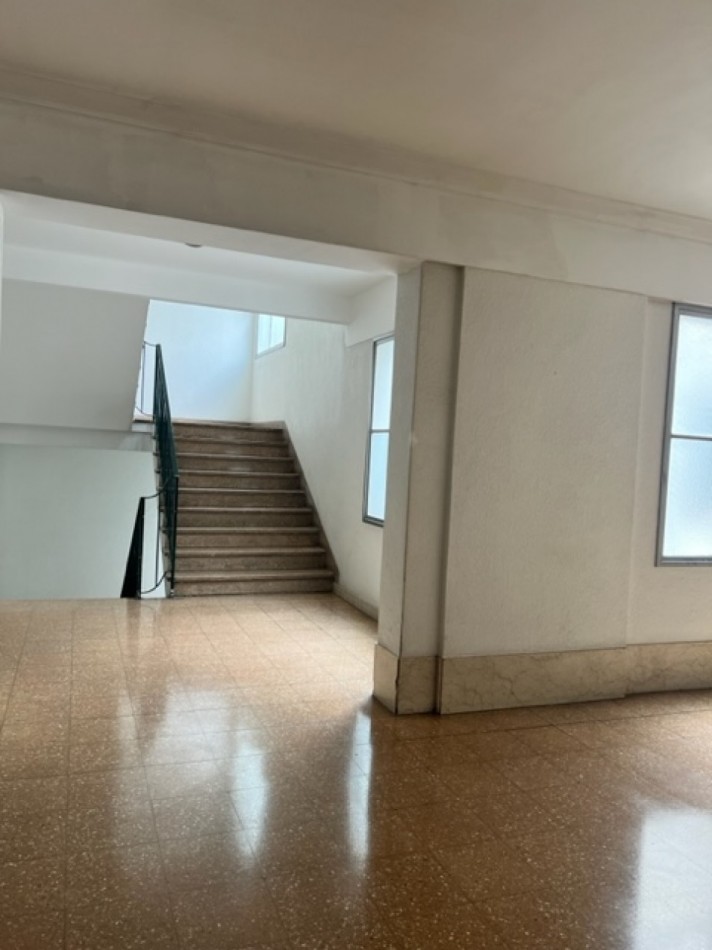 EVALUE, VEALO, BUSCA ESTILO ???  departamento AMPLISIMO,  señorial DE  3 amb con dependencia,  dormitorios al frente con balcon, microcentro, a un paso de  todo lo que necesite y del mar, EXCELENTE OPCION DE COMRPA !!!  