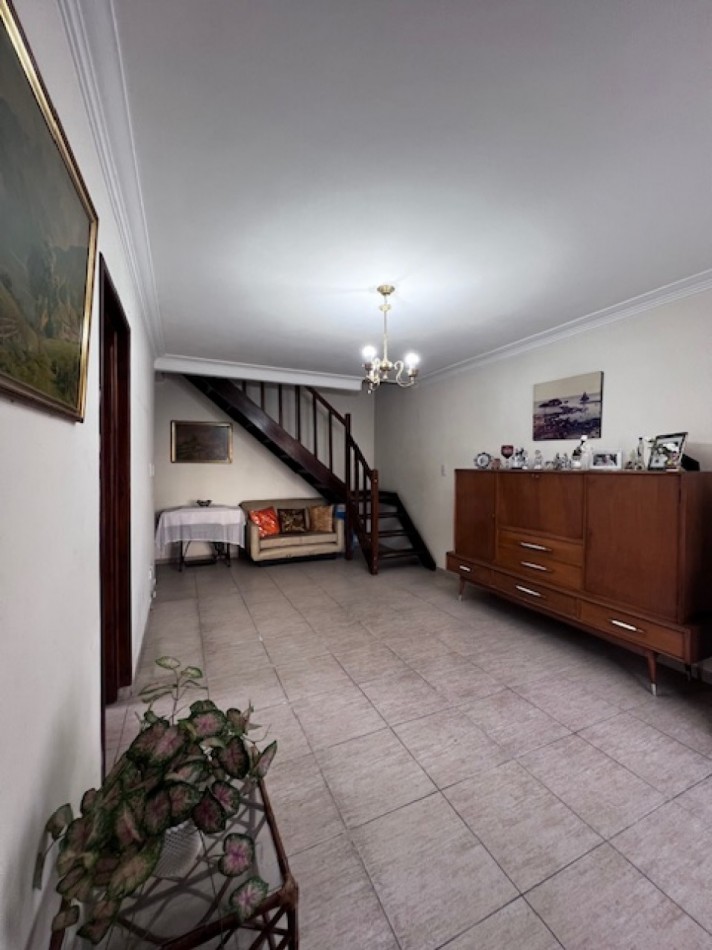MAR DEL PLATA,  VENTA DUPLEX de 4  amb. CON PATIO, ENTRADA DE AUTO Y UN DORM. EN P.B. ,  ideal !!!