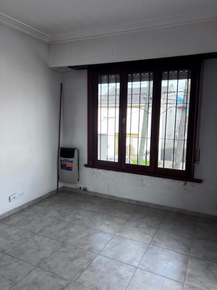 MAR DEL PLATA,  VENTA DUPLEX de 4  amb. CON PATIO, ENTRADA DE AUTO Y UN DORM. EN P.B. ,  ideal !!!