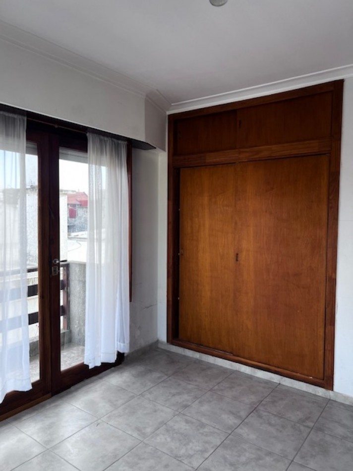 MAR DEL PLATA,  VENTA DUPLEX de 4  amb. CON PATIO, ENTRADA DE AUTO Y UN DORM. EN P.B. ,  ideal !!!