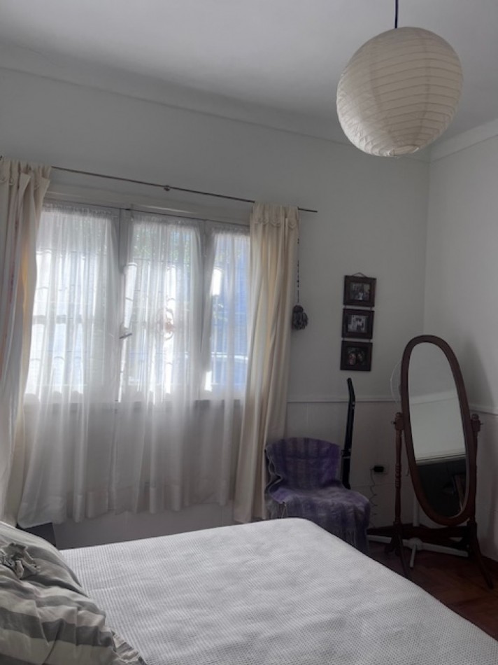 VENTA CHALET  ZONA GUEMES, A METROS DEL SHOPPING, CHALET TIPICO MDP, 3 amb. mas dependencias dobles con baño, garaje y patio 