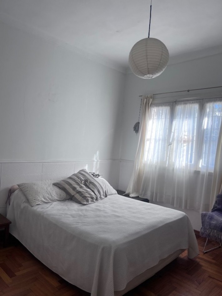 VENTA CHALET  ZONA GUEMES, A METROS DEL SHOPPING, CHALET TIPICO MDP, 3 amb. mas dependencias dobles con baño, garaje y patio 