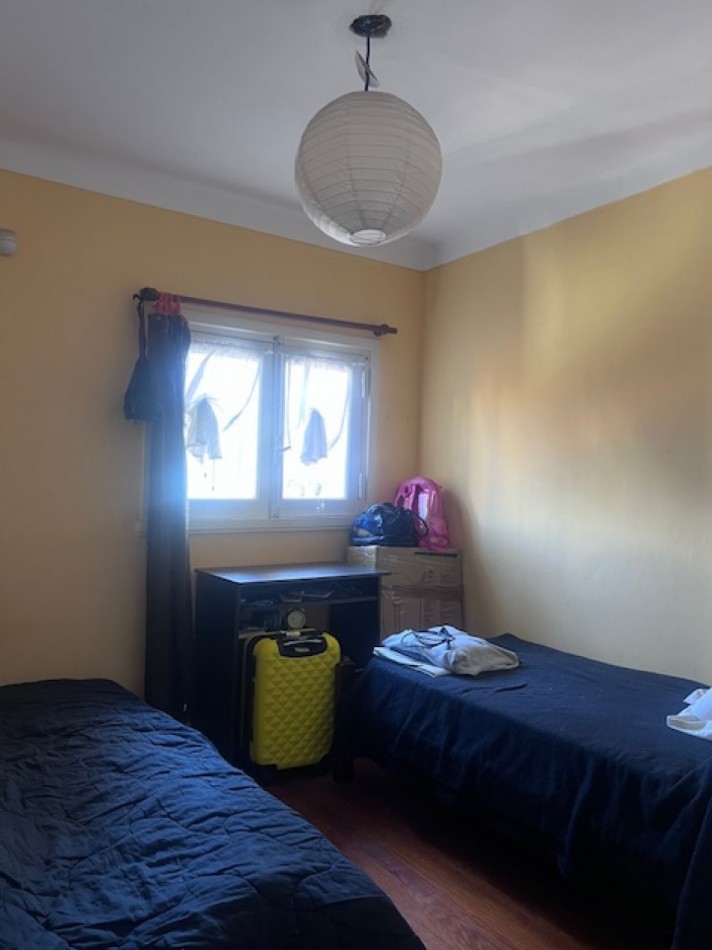 VENTA CHALET  ZONA GUEMES, A METROS DEL SHOPPING, CHALET TIPICO MDP, 3 amb. mas dependencias dobles con baño, garaje y patio 