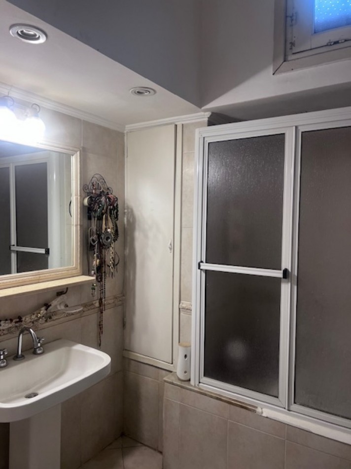 VENTA CHALET  ZONA GUEMES, A METROS DEL SHOPPING, CHALET TIPICO MDP, 3 amb. mas dependencias dobles con baño, garaje y patio 