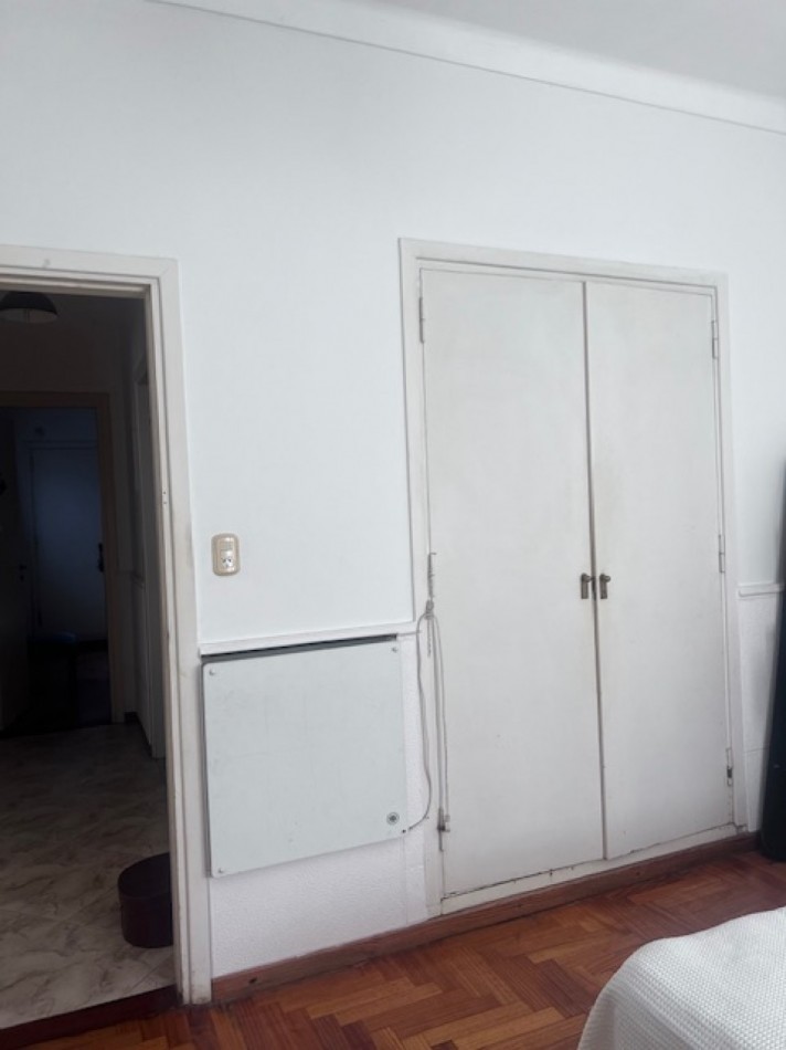 VENTA CHALET  ZONA GUEMES, A METROS DEL SHOPPING, CHALET TIPICO MDP, 3 amb. mas dependencias dobles con baño, garaje y patio 