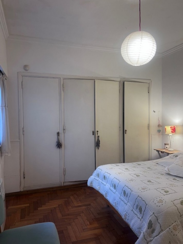 VENTA CHALET  ZONA GUEMES, A METROS DEL SHOPPING, CHALET TIPICO MDP, 3 amb. mas dependencias dobles con baño, garaje y patio 