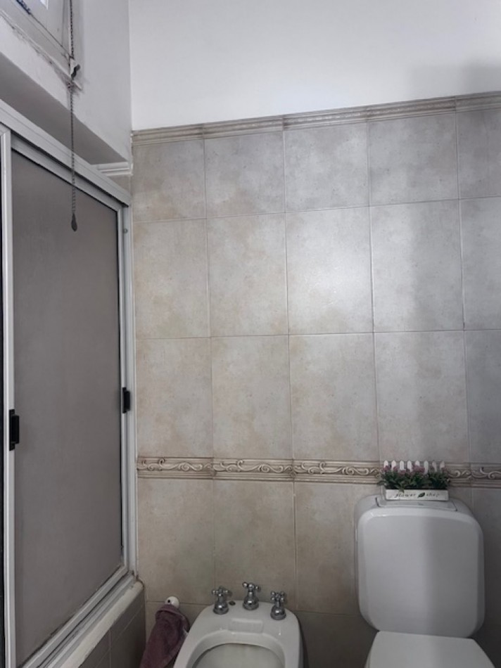 VENTA CHALET  ZONA GUEMES, A METROS DEL SHOPPING, CHALET TIPICO MDP, 3 amb. mas dependencias dobles con baño, garaje y patio 