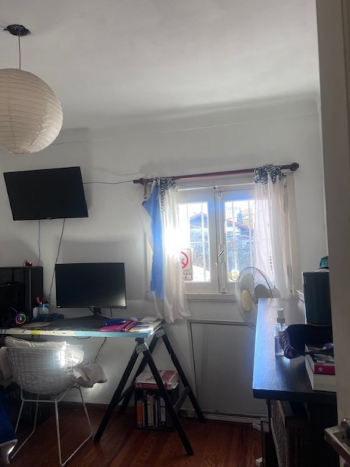 VENTA CHALET  ZONA GUEMES, A METROS DEL SHOPPING, CHALET TIPICO MDP, 3 amb. mas dependencias dobles con baño, garaje y patio 