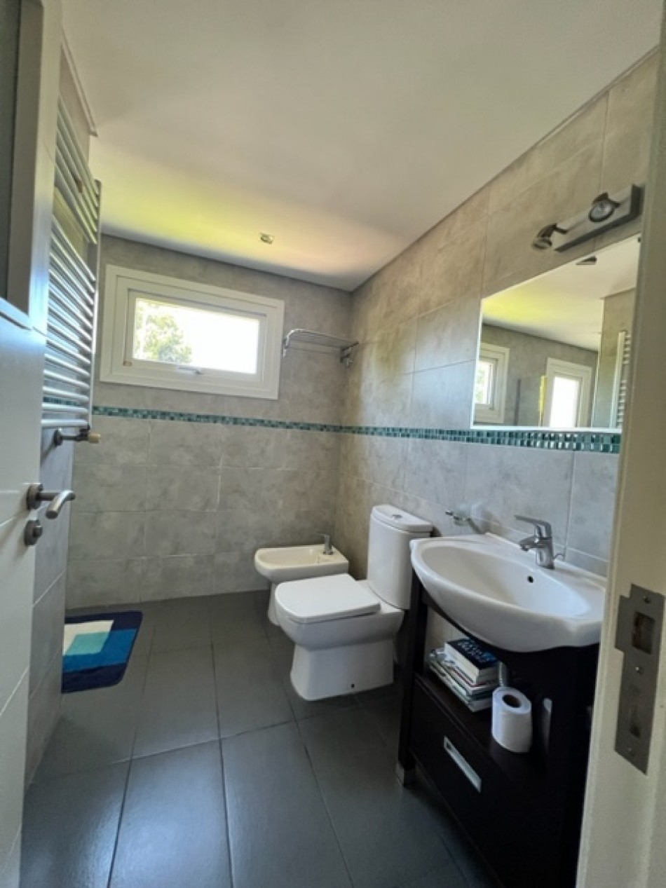 VENTA MAR DEL PLATA, PARQUE LURO !!!!! CASA CORTE MODERNO, MINIMALISTA, 4 AMB. GARAGE PARA 2 AUTOS , PARRILLA Y JARDIN