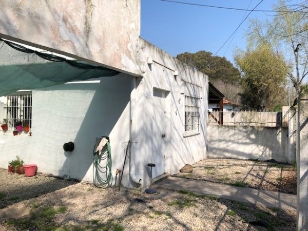 NUEVO VALOR!!! RETASADA !!!  VENTA CASA AMERICANA EN LOTE PROPIO !!! casa de 3 amb. o casa con dpto independiente, apta dos familias,  en caisamar con gran lote y posibilidades de ampliar
