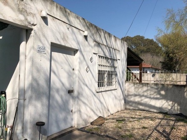 NUEVO VALOR!!! RETASADA !!!  VENTA CASA AMERICANA EN LOTE PROPIO !!! casa de 3 amb. o casa con dpto independiente, apta dos familias,  en caisamar con gran lote y posibilidades de ampliar