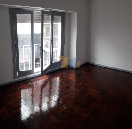 piso  de 3 ambientes, aggiornado,  al  frente 