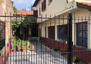 chalet playa grande, parque, garaje doble y departamento de entrada independiente.