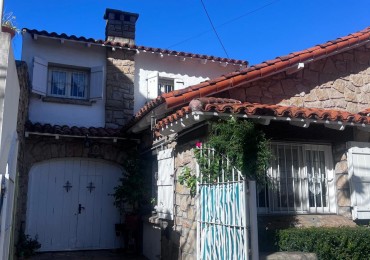 VENTA CHALET  ZONA GUEMES, A METROS DEL SHOPPING, CHALET TIPICO MDP, 3 amb. mas dependencias dobles con baño, garaje y patio 