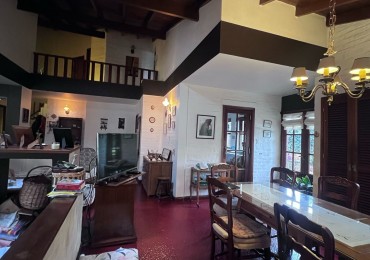 VENTA HERMOSO CHALET UBICADO EN PINOS DE ANCHORENA, 5 AMB. PARQUE, PILETA, GJE./ QUINCHO, VISITELA