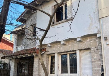 OPORTUNIDAD ***VENTA PH 3 AMB.  CON GARAJE Y PATIO, RAWSON Y CORDOBA, A RECICLAR !!!! INVERSORES !!!!