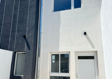 EXCELENTE TRIPLEX 4 AMBIENTES EN VENTA BARRIO SAN JOSE, PATIO, TERRAZA ENTRADA DE AUTO. 